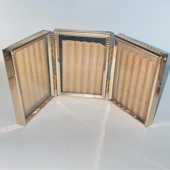 Vintage Tri Fold Hinged Gold Tone Freestanding Picture Frame Three 3x2 Photos - Picture 3 of 10